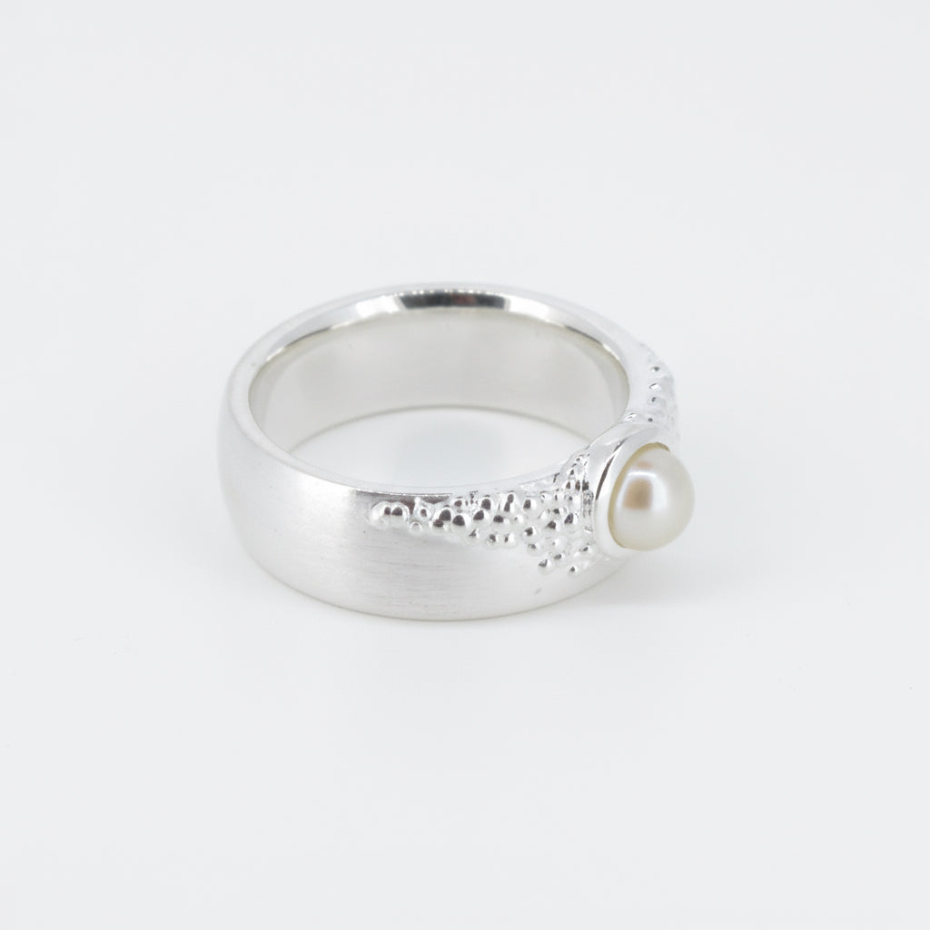 Dotted Texture Pearl Ring