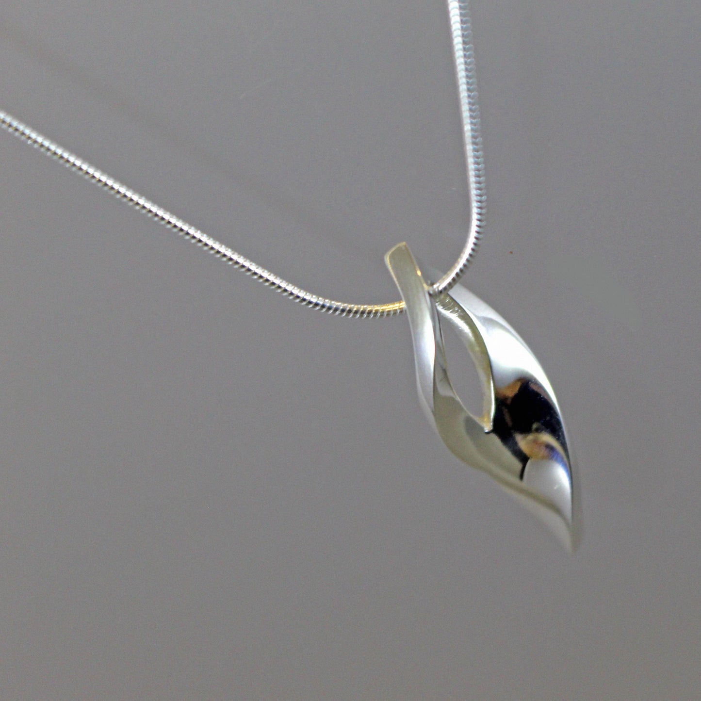 Small Twist Pendant