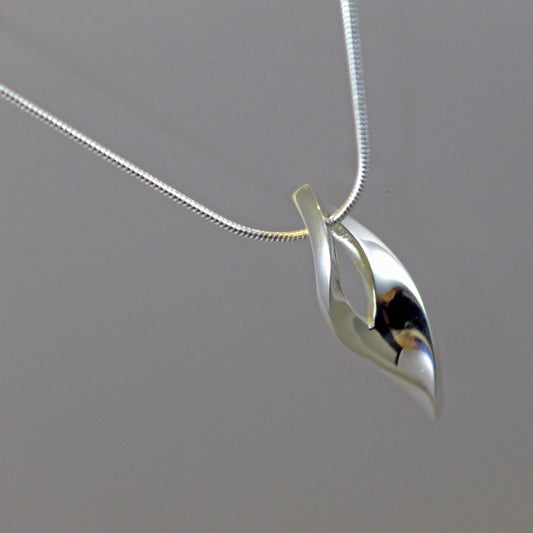 Small Twist Pendant