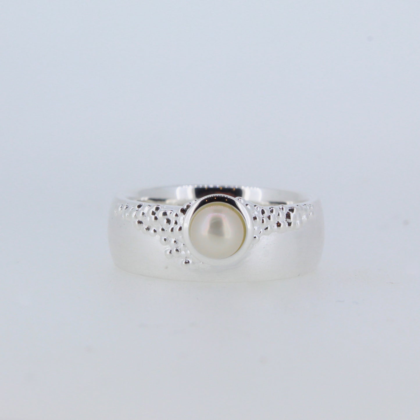 Dotted Texture Pearl Ring