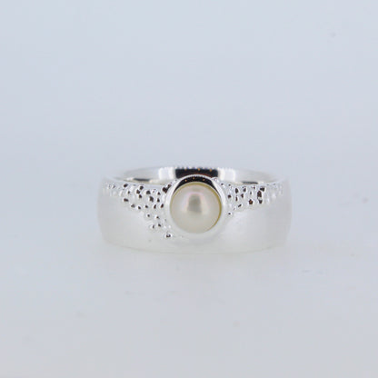 Dotted Texture Pearl Ring